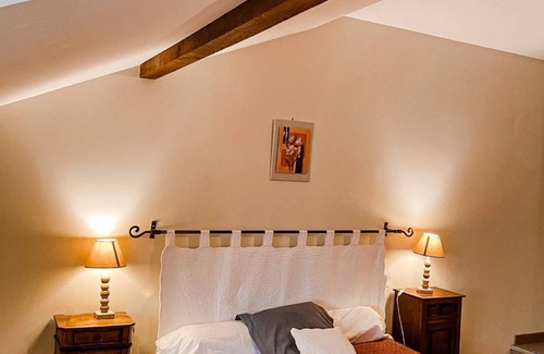 Angoume House | Guest House 'Chambre D'hote Albizia' with Mountain View, Wi-Fi and Air Conditioning