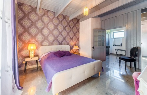 Rasteau House | Guest House 'Double Supérieure' with Shared Pool, Private Terrace and Wi-Fi