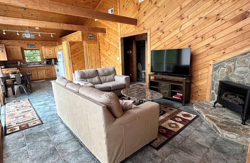 Mars Hill Apartment | Guest house~ HOT TUB ~Breathtaking mountain views near Hatley Point