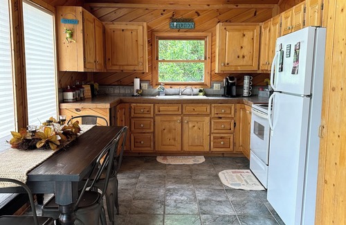 Mars Hill Apartment | Guest house~ HOT TUB ~Breathtaking mountain views near Hatley Point