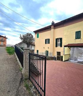 Gaggio Montano Apartment | Guest house Pietracolora