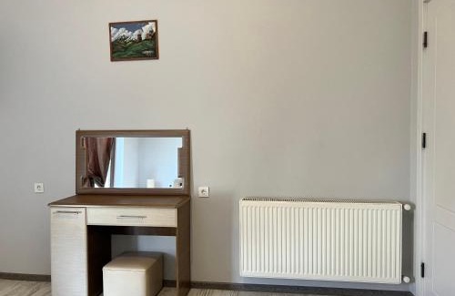 Tsqneti Apartment | Guest House PIROSMANI
