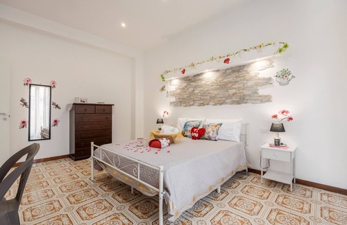 Casteldaccia House | Guest House 'Sole e Amore' with Balcony, Wi-Fi and Air Conditioning
