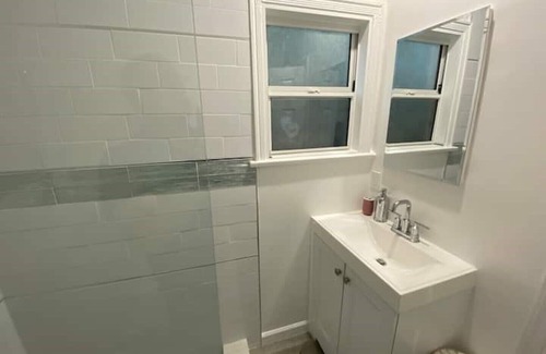 West Los Angeles House | Guest House-Westside Location! In our family 50 Years as a rental