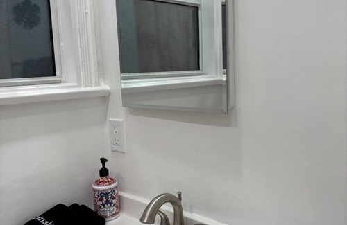 West Los Angeles House | Guest House-Westside Location! In our family 50 Years as a rental