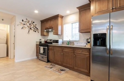 Santa Ana House | Guest House with its own entrance. Has WiFi and Close to Disneyland