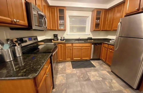 Oak Park Apartment | Guest Nest River Forest RF 101 2BR Laundry Pets OK