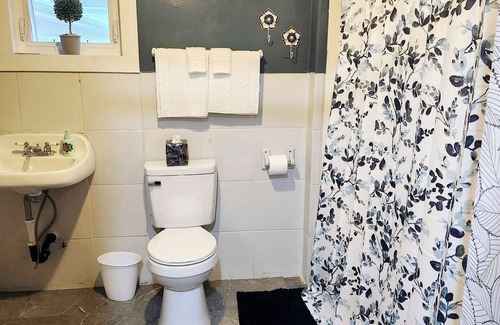 Mount Vernon Bed & Breakfast | Guest Room 6 with a private full bathroom