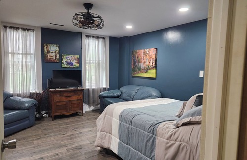 Mount Vernon Bed & Breakfast | Guest Room 6 with a private full bathroom