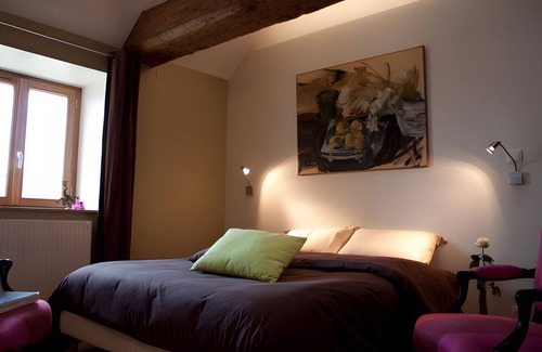 Beaumont-sur-Grosne Bed & Breakfast | Guest Room "Chambre Chocolat" with Shared Pool, Shared Terrace and Wi-Fi