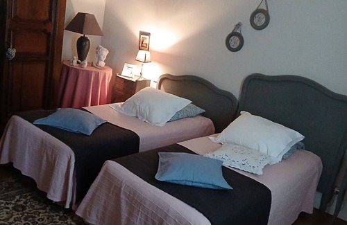 Saint-Aignan Bed & Breakfast | Guest Room 'Hortensia 4p' with Shared Garden and Wi-Fi