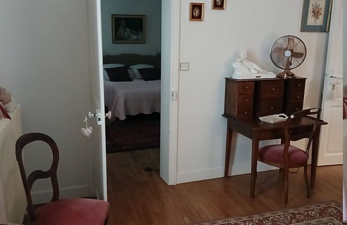 Saint-Aignan Bed & Breakfast | Guest Room 'Hortensia 4p' with Shared Garden and Wi-Fi