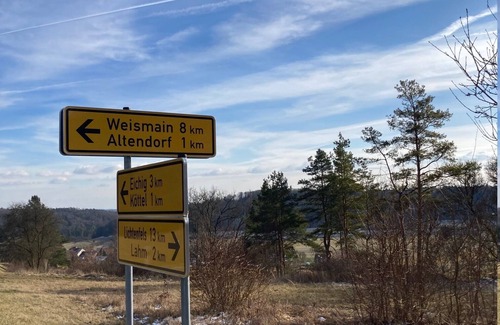 Weismain House | Guest room in yoga school on the edge of the forest