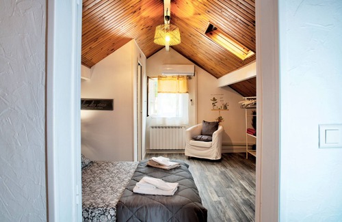 Mouleydier Bed & Breakfast | Guest Room 'Les Tuilières' with Breakfast, Wi-Fi and Air Conditioning