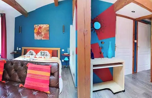 Mostuejouls Bed & Breakfast | Guest Rooms - Castle with Shared Pool