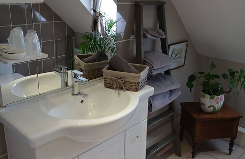 Saint-Aignan Bed & Breakfast | Guest Rooms 'Myosotis 3p' with Shared Garden and Wi-Fi
