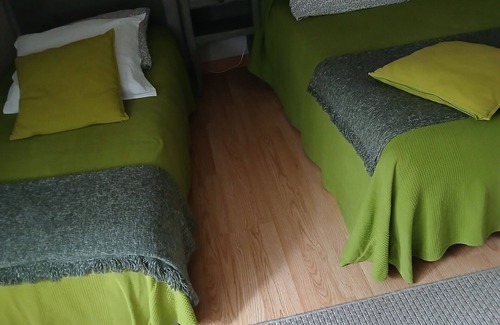 Saint-Aignan Bed & Breakfast | Guest Rooms 'Myosotis 3p' with Shared Garden and Wi-Fi