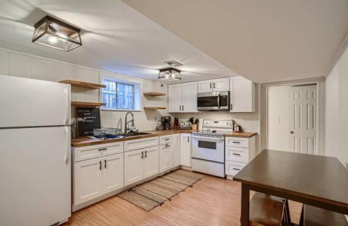 Edgewater Apartment | Guest Suite In West Denver With A Full KItchen