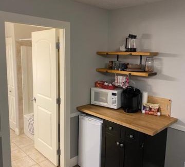 Brentwood Bay House | Guest suites on Benvenuto