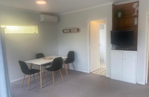 Whakamarama House | Guesthouse on Plummers Point