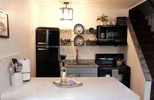 Sand Springs House | Guesthouse on Sunset