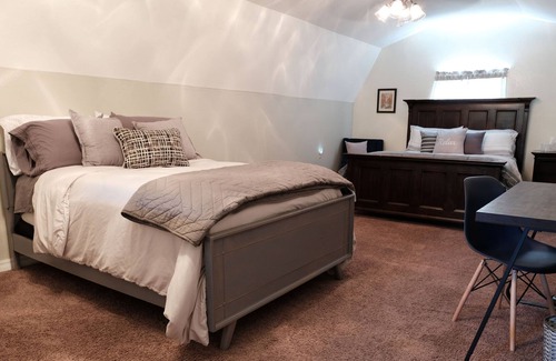 Sand Springs House | Guesthouse on Sunset