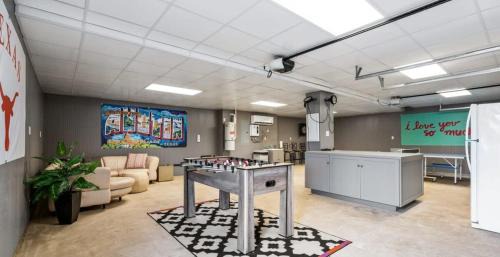 Manor House | Guesthouse with Hot Tub Pool & Game Room on 5 Scenic Acres