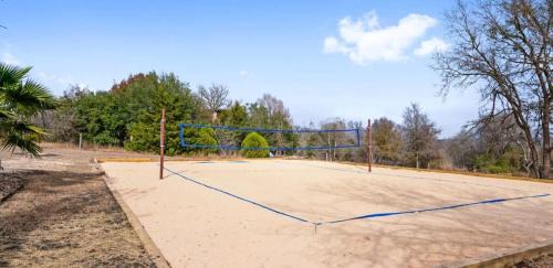 Manor House | Guesthouse with Hot Tub Pool & Game Room on 5 Scenic Acres