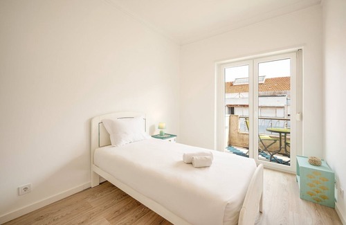 Mina Apartment | GuestReady - Amazing stay with balcony in Amadora