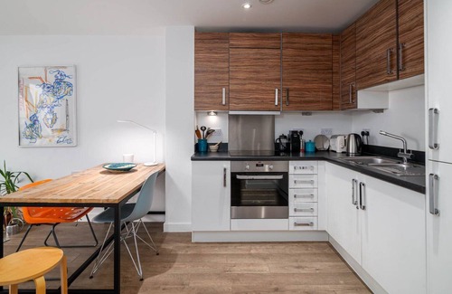 Lansbury Apartment | GuestReady - Chic 1BD Apt With Balcony And Roof Garden