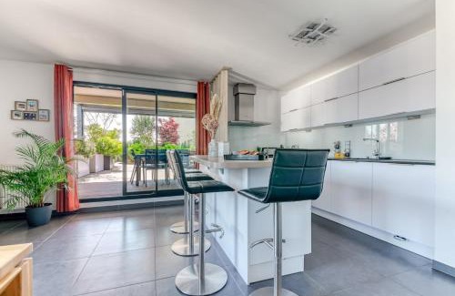 Lyon City Centre Apartment | GuestReady - Chic Stay with Jacuzzi and Parking