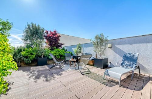 Lyon City Centre Apartment | GuestReady - Chic Stay with Jacuzzi and Parking
