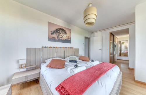 Lyon City Centre Apartment | GuestReady - Chic Stay with Jacuzzi and Parking