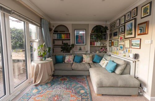 Hammersmith Apartment | GuestReady - Leafy Terrace Retreat by the River