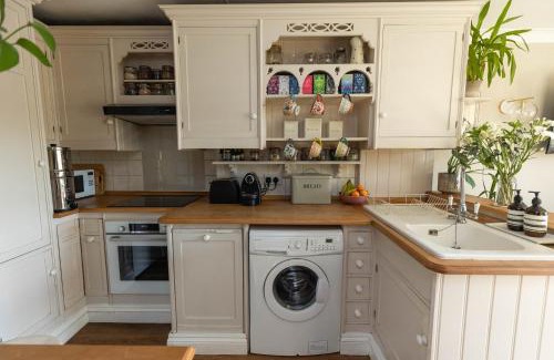 Hammersmith Apartment | GuestReady - Leafy Terrace Retreat by the River
