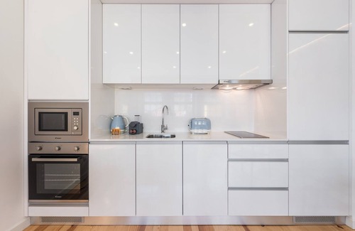 Centro / Baixa Apartment | GuestReady - Mezuzah Yellow