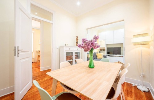 Sao Joao de Deus Apartment | GuestReady - Modern Exquisite Retreat