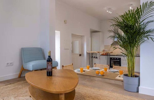 Almocageme House | GuestReady - Romantic nook in Adraga