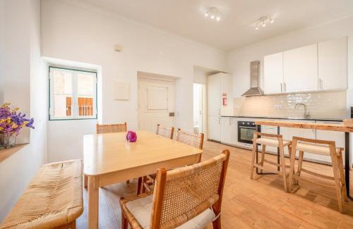 Almocageme House | GuestReady - Romantic nook in Adraga