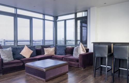 Grand Canal Dock Apartment | GuestReady - Stunning views from Millenium Tower