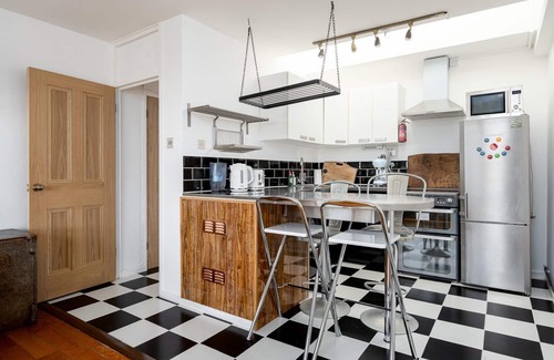 Bishop's Apartment | GuestReady - Stylish Skyline views, Central London