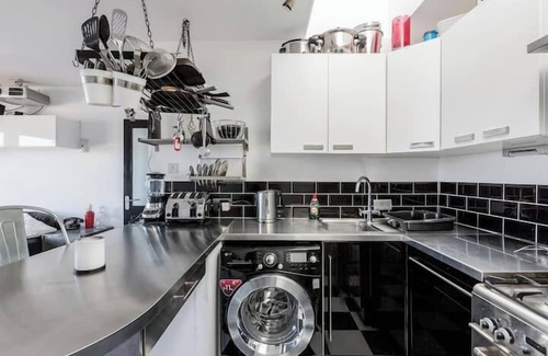 Bishop's Apartment | GuestReady - Stylish Skyline views, Central London