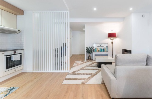 Cedofeita Apartment | GuestReady - White stripes near Casa da Música