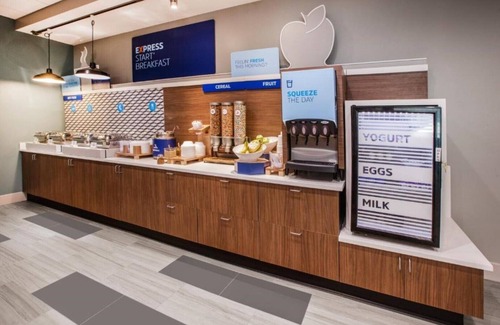 Parkdale House | Guests Enjoy a Free Breakfast !