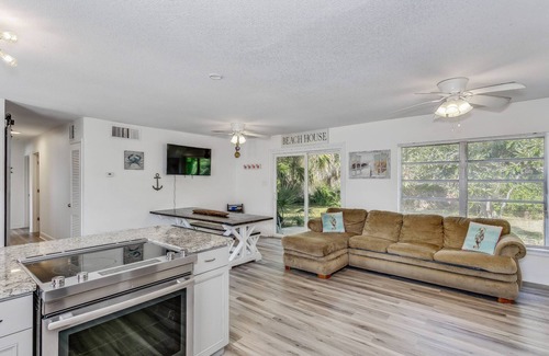 Gulf Breeze House | Gulf Breeze-2 Kings-Queen-2 Triple Bunks-Dogs Ok-Fenced-Renovated Kitchen-Minutes to Beach