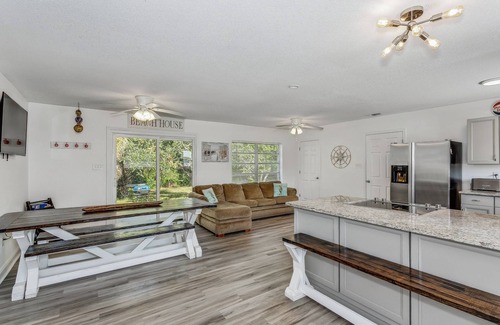 Gulf Breeze House | Gulf Breeze-2 Kings-Queen-2 Triple Bunks-Dogs Ok-Fenced-Renovated Kitchen-Minutes to Beach