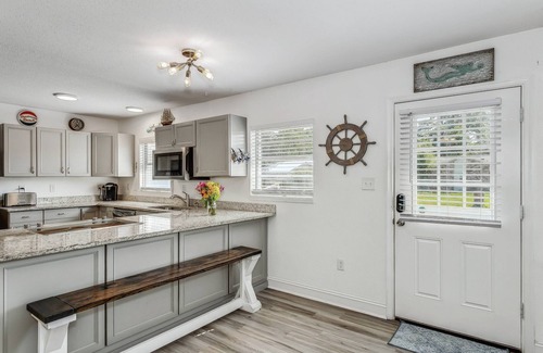 Gulf Breeze House | Gulf Breeze-2 Kings-Queen-2 Triple Bunks-Dogs Ok-Fenced-Renovated Kitchen-Minutes to Beach