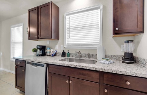 Gulf Breeze Apartment | Gulf Breeze Beach Getaway: Family & Pet-Friendly!