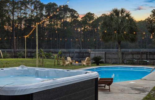 Gulf Breeze Villa | Gulf Breeze Beach House w Pool Huge Hot Tub and Sauna