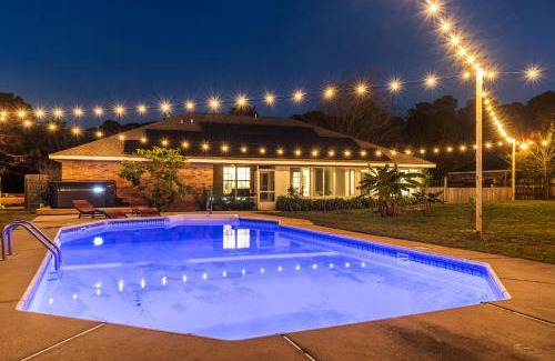 Gulf Breeze Villa | Gulf Breeze Beach House w Pool Huge Hot Tub and Sauna